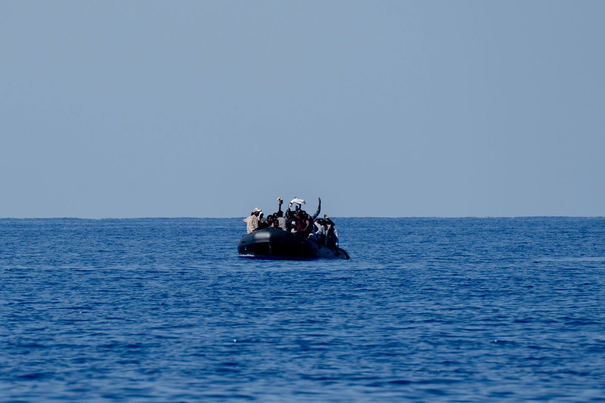 SOSMedGermany's tweet image. 🔴 Stelle dir vor, du bist 12 Stunden lang ohne Nahrung und Wasser auf dem Meer. Das war die Realität für das Schlauchboot in Not, das wir heute Nachmittag in der libyschen SRR gerettet haben und das von #Seabird gesichtet wurde.
37 Menschen sind jetzt in Sicherheit an Bord der…