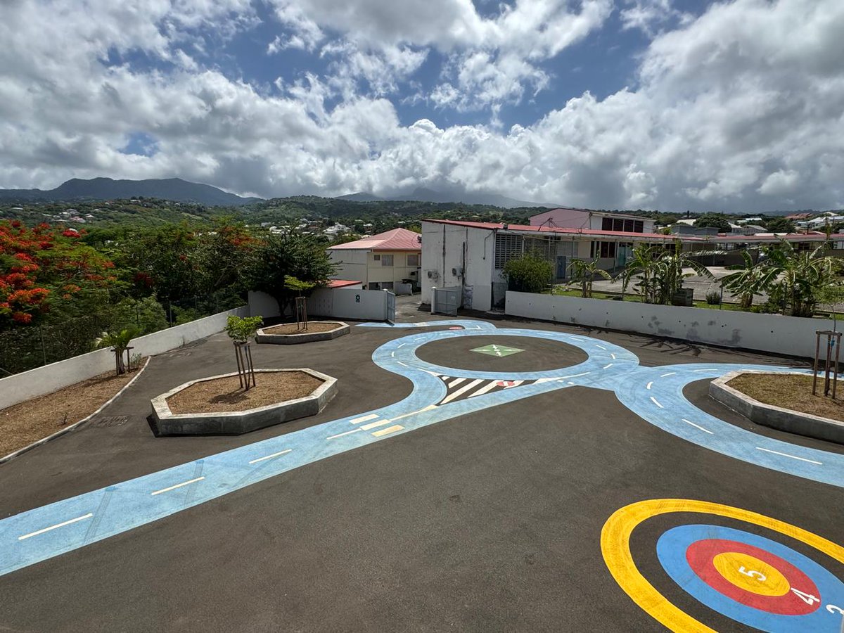 CRGuadeloupe's tweet photo. #OPERATIONDERECONSTRUCTION
Inauguration de l'école élémentaire Gratien Candace à #Baillif ce mercredi 2 juillet.
Des #travaux financés par la Région Guadeloupe via les fonds européens FEDER-REACT-EU et l'Etat, dans le cadre du Plan #Séisme Antilles. https://t.co/YTn03IcmKG