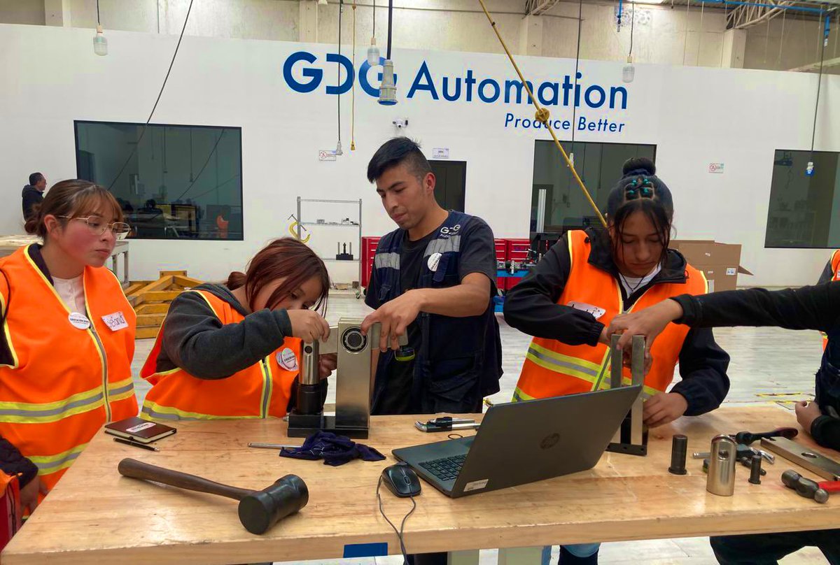 SEMSedomex's tweet photo. 👩‍🏭✨ ¡Las jóvenes ya transforman el futuro!

La #SEMS y la #GIZ realizaron el #GirlDay en GDG Automatización, donde alumnas de DGTI, @somoscecytem y @Conalep_Edomex exploraron el mundo industrial y conocieron oportunidades de Educación Dual. ⚙️📚 https://t.co/NQ9U2nH2Yh