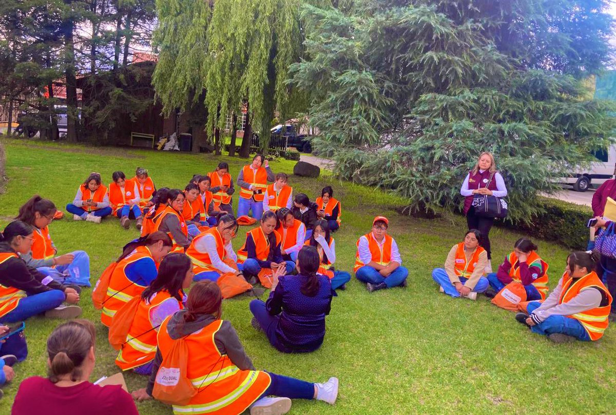 SEMSedomex's tweet photo. 👩‍🏭✨ ¡Las jóvenes ya transforman el futuro!

La #SEMS y la #GIZ realizaron el #GirlDay en GDG Automatización, donde alumnas de DGTI, @somoscecytem y @Conalep_Edomex exploraron el mundo industrial y conocieron oportunidades de Educación Dual. ⚙️📚 https://t.co/NQ9U2nH2Yh