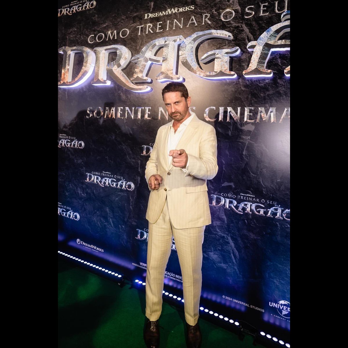 _GerardButlerX's tweet photo. Thank you, Brazil!! 🐉⚔️🇧🇷 https://t.co/HGTxM4SNrS