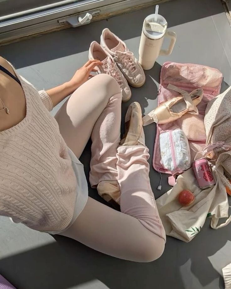 ㅤㅤㅤㅤㅤㅤㅤ        🍦🤍🩰
   ㅤㅤㅤㅤㅤㅤㅤ        
                 𝓔𝓵𝓵𝓪 𝓫𝓪𝓲𝓵𝓪 𝓼𝓸𝓵𝓪...

ㅤㅤㅤㅤㅤㅤㅤ