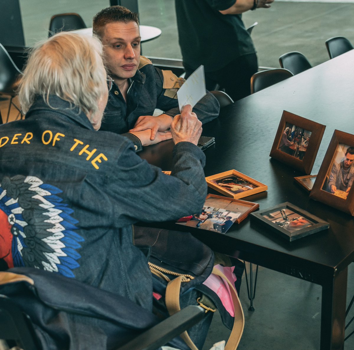 2020Helmen's tweet photo. 'Je hebt oude veteranen en je hebt jonge veteranen, wij zijn allemaal veteraan.' Ton Kelders (1928-2022)
Indië en Korea veteraan Order of the Indianhead
#meeopmissie #ReUniForm #helmenvolverhalen @RoyGrinwis @Milon_ab @AmyvanSon https://t.co/RBKXOux3pa