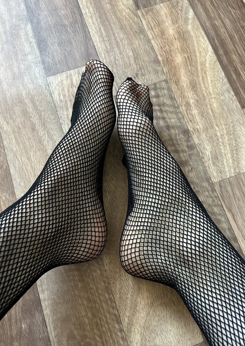 fraukruner's tweet image. Ins Netz gegangen mal anders. 

#füsse #fußcontent #fetisch #strumpfhose #netz