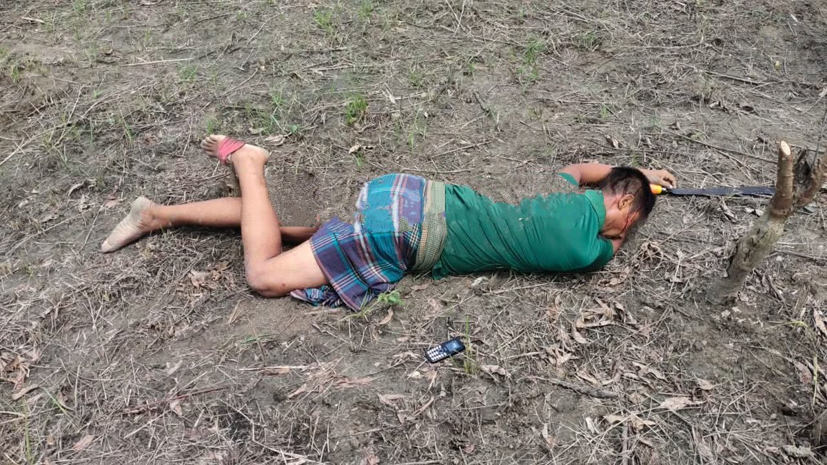 The BSF shot dead a Bangladeshi smuggler along the India-Bangladesh border in Nadia, West Bengal.
