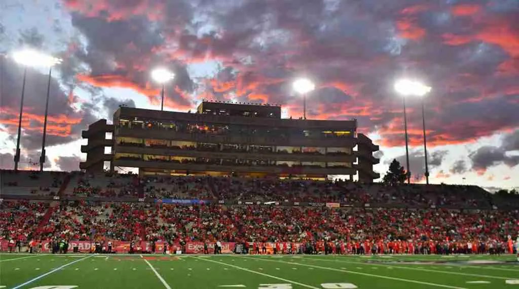 University Stadium

Location- Albuquerque, New Mexico 
School- New Mexico 
Capacity- 39,224
Opened- 1960

What are your thoughts on this Stadium? What's your all-time favorite game that took place there?

Rank it on a scale of 1-10