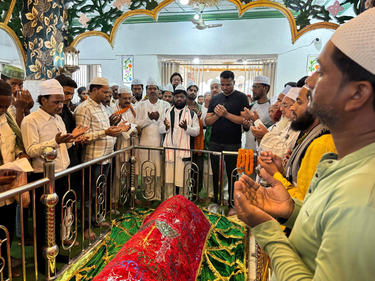 हम सभी के अभिभावक माननीय दिशोम गुरु श्री शिबू सोरेन जी के बेहतर स्वस्थ और सेहत की कामना के लिए माननीय गुमला विधायक श्री भूषण तिर्की जी ने झामुमो गुमला जिला समिति के संग लोहरदगा में सैयद दुखन शाह बाबा (र.अ.)के दरगाह में चादरपोशी और खास दुआ की
<a href="/HemantSorenJMM/">Hemant Soren</a> <a href="/JmmJharkhand/">Jharkhand Mukti Morcha</a>