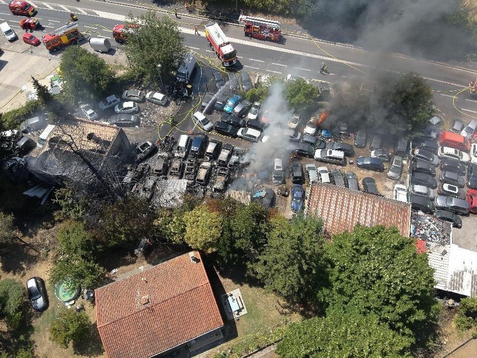 #Incendie|| <a href="/montpellier_/">Ville de Montpellier</a>  
Feu dans une casse auto Avenue François Delmas 
🔺Une trentaine de véhicules brûlés
🔺Un hangar impacté
🔺 Une habitation préservée grâce à l’action rapide des sapeurs-#pompiers
Maire de la commune + Conseiller départemental + DDSIS34 sur place