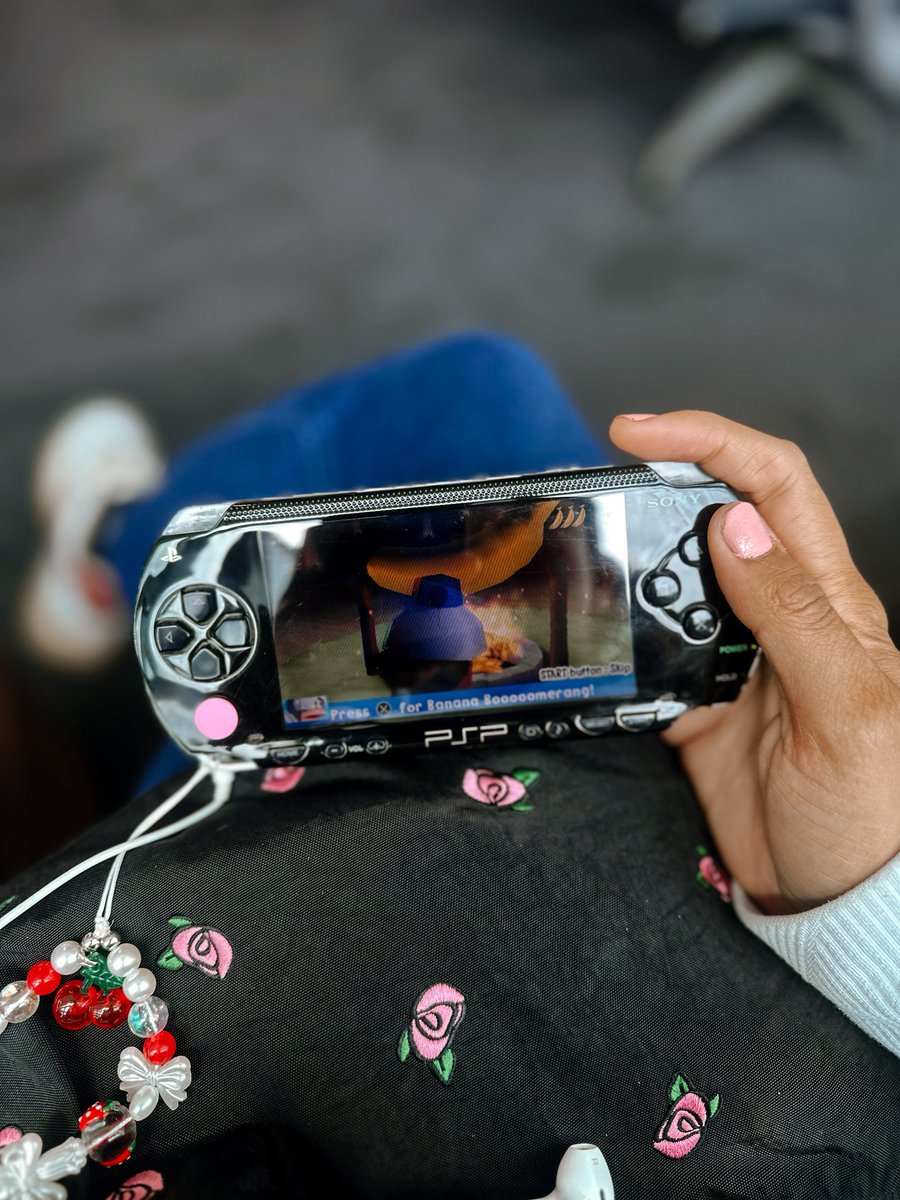 TheCherryRetro's tweet photo. My kind of travel essentials: PSP + good vibes ✈️🌸 #psp #gaming #handheldgaming https://t.co/8viCYgoluV