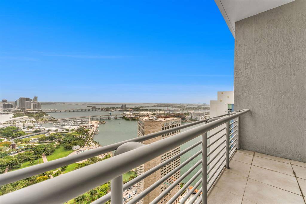 KrisvanGool's tweet photo. Stunning 2BR/2BA Upper Penthouse in Miami with epic views! 11’ ceilings, floor-to-ceiling windows. 
Live the dream: https://t.co/QyUjoXmlg9 #MiamiLiving #Penthouse https://t.co/OLboTU6ktF
