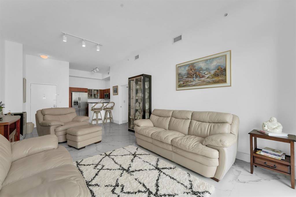 KrisvanGool's tweet photo. Stunning 2BR/2BA Upper Penthouse in Miami with epic views! 11’ ceilings, floor-to-ceiling windows. 
Live the dream: https://t.co/QyUjoXmlg9 #MiamiLiving #Penthouse https://t.co/OLboTU6ktF