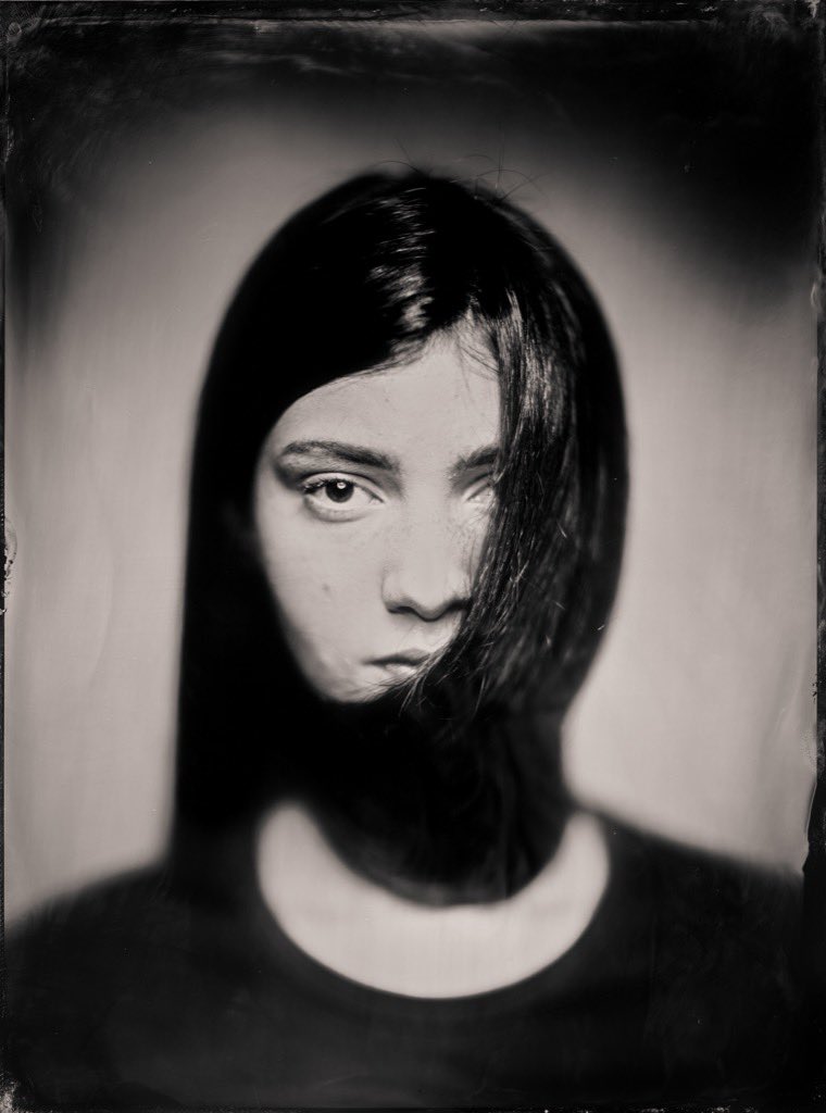 This is the second portrait from my new series: Emily - Portraits of Hope 
A journey from guarded to open, from shadow to hope. This portraits title is Trust
Full Story youtu.be/J0VG7EuK7i4?si… #hope #porteaitphotography #analog #tintype #wetplate  #analogphotography #ukraine