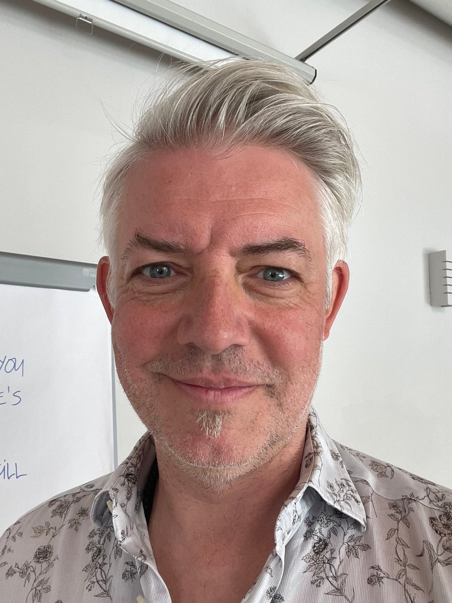 Chris_Bossert's tweet photo. Vor ein paar Tagen stand ich vor zwei Menschen und sprach über mentale Selbstsabotage.

In den Ferien. In einem Clubhotel.

Kein typisches Business-Setting. Kein Workshopraum.

Einfach da sein, das Thema platzieren und schauen, was entsteht. https://t.co/c4CZhe3URe