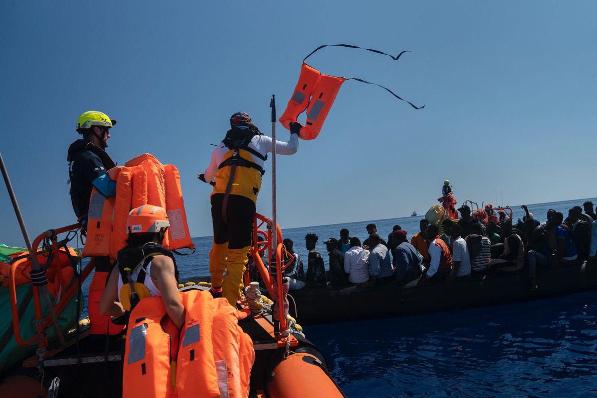 SOSMedItalia's tweet photo. 🚨 Immaginate di essere in mare per 12 ore senza cibo né acqua. Questa è stata la realtà per le persone che abbiamo soccorso, erano a bordo di un gommone in zona SAR libica, avvistato da #Seabird.
37 persone (tra cui 4 minori)sono ora al sicuro con i team di @SOSMedItalia e @ifrc https://t.co/4VwZERo9U1
