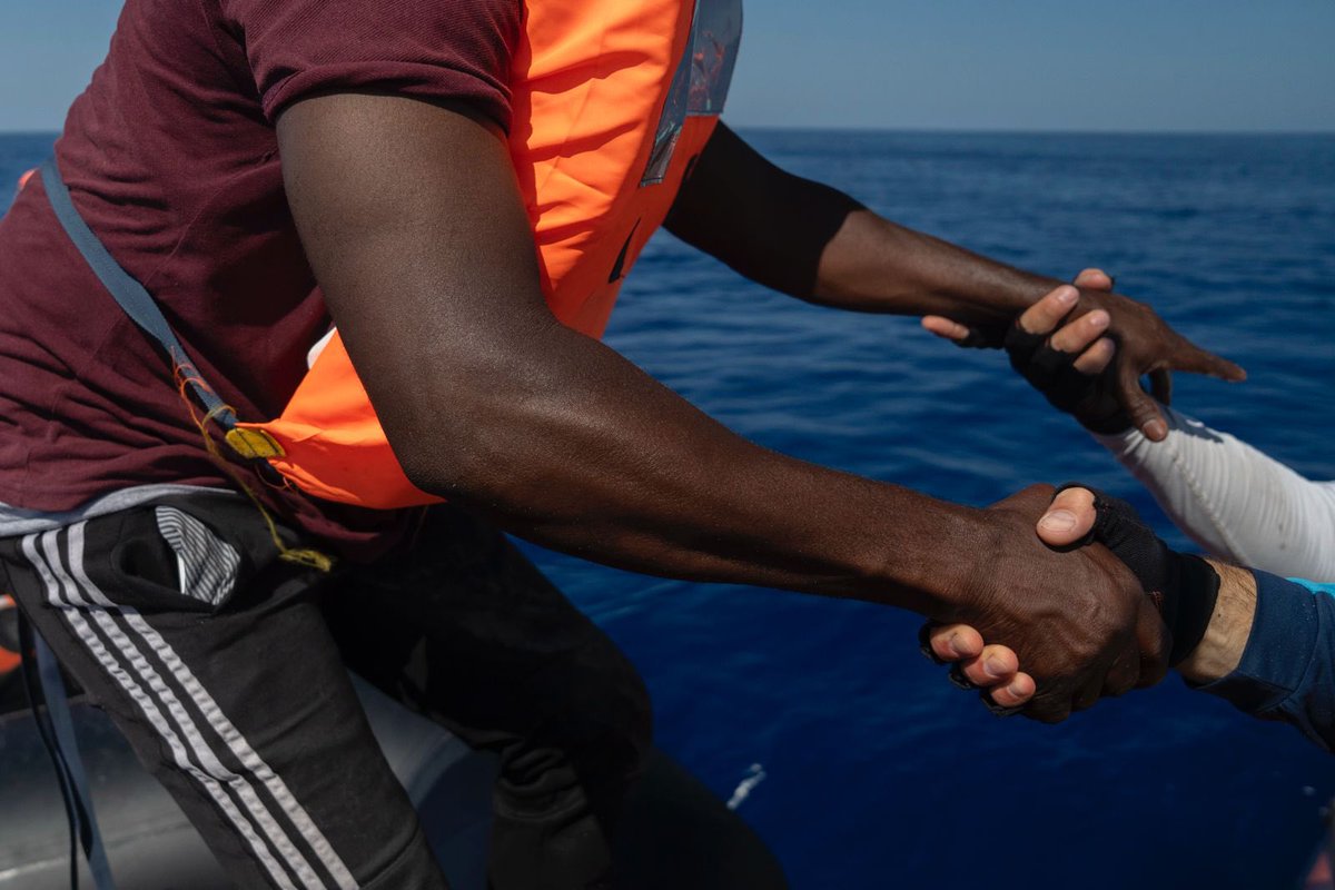 SOSMedItalia's tweet photo. 🚨 Immaginate di essere in mare per 12 ore senza cibo né acqua. Questa è stata la realtà per le persone che abbiamo soccorso, erano a bordo di un gommone in zona SAR libica, avvistato da #Seabird.
37 persone (tra cui 4 minori)sono ora al sicuro con i team di @SOSMedItalia e @ifrc https://t.co/4VwZERo9U1