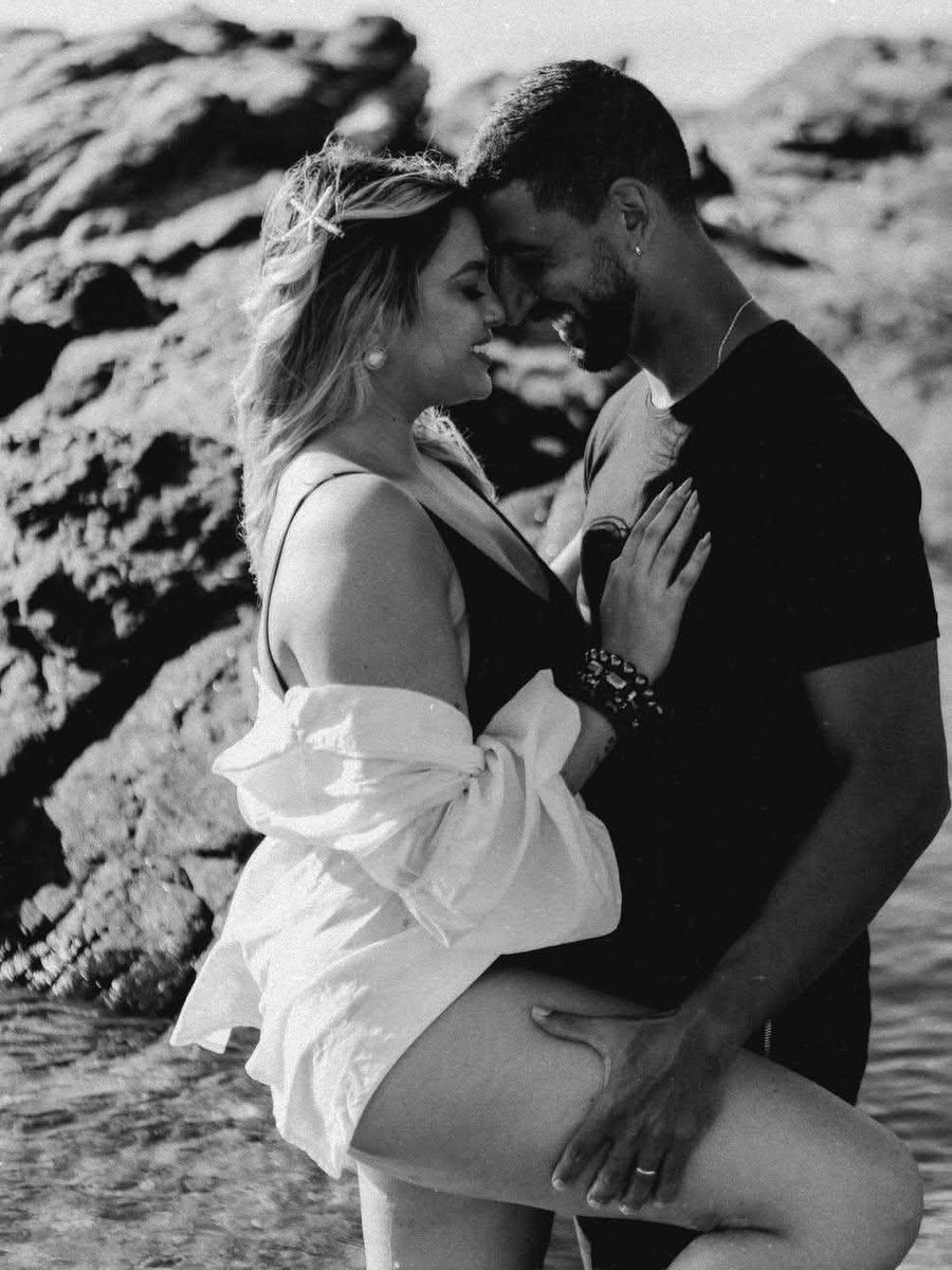 انتــي
الجمــــيلة 
والمثــيرة
والاميرة مابــين النساء
انتـــي
صافية رقيــقة
بيــضاء كالقمــــر
فانتي من بين النساء اميرة
متربعه على عرش الكبرياء
             ❤️❤️❤️

ميدوووو