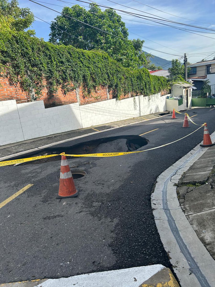 NoticieroHechos's tweet photo. Habitantes del Condominio Villas de La Loma, calle Circunvalación, Lomas de San Francisco, Antiguo Cuscatlán, denuncia el colapso de una tubería que daño el acceso a sus viviendas, piden a las autoridades @ObrasPublicasSV @AlcaldiaAntiguo @ANDASV intervenir la zona. https://t.co/Kpr262aQ4s
