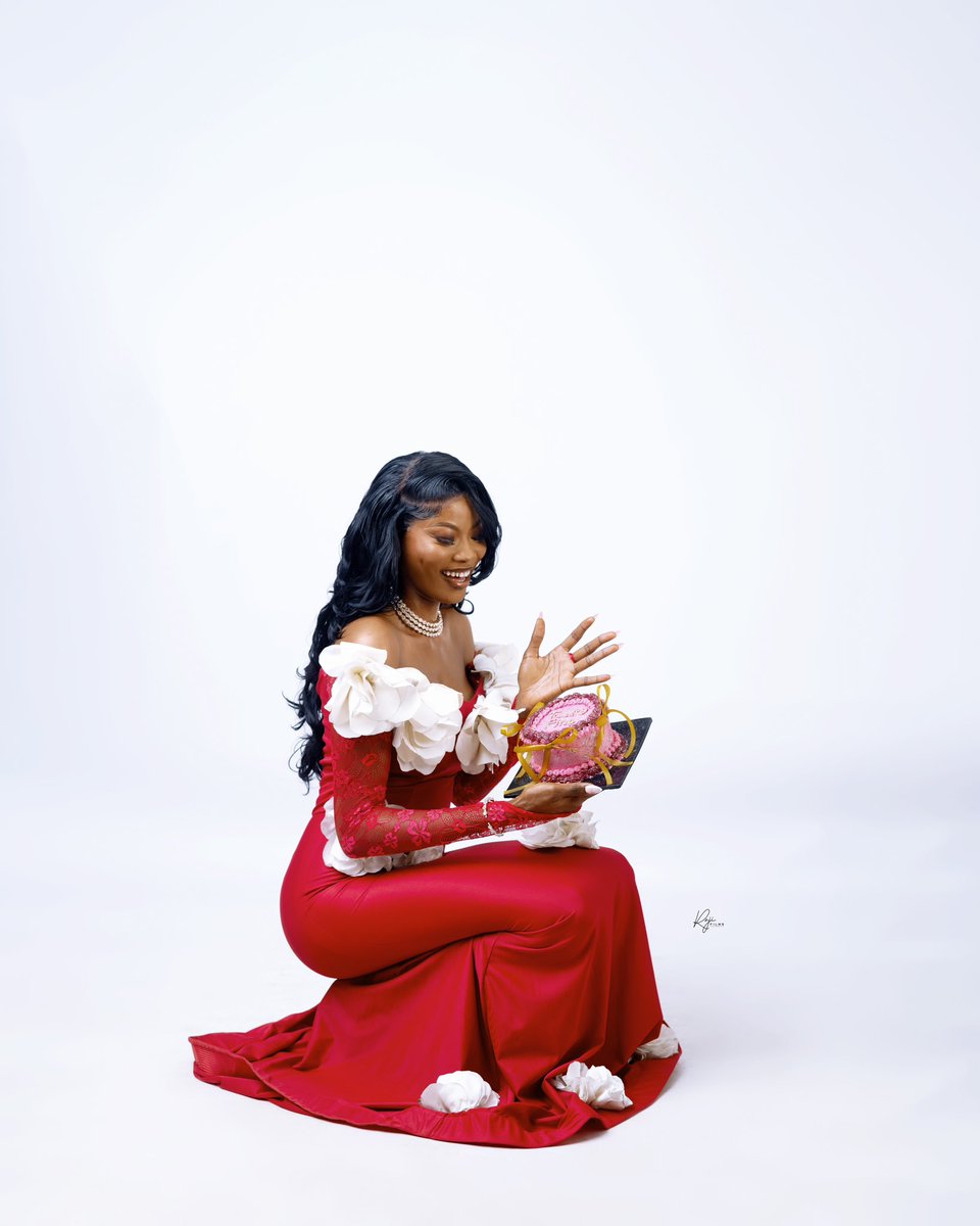rajifilms's tweet image. M.O.N.I.Q.U.E… @pretty_moniqueee 
.
.
.
Hair: @feesah_beautybar 
.
💄: @tanwa_beautyglam 
.
👗: @the_tommiox_brand 
.
📸: @rajifilms
.

#portrait #portrait_shots #nikon #gold #smiles #brown #pretty #Bossladt #ilorinweddingphotographer #illorinpeople #lagosweddingphotographers