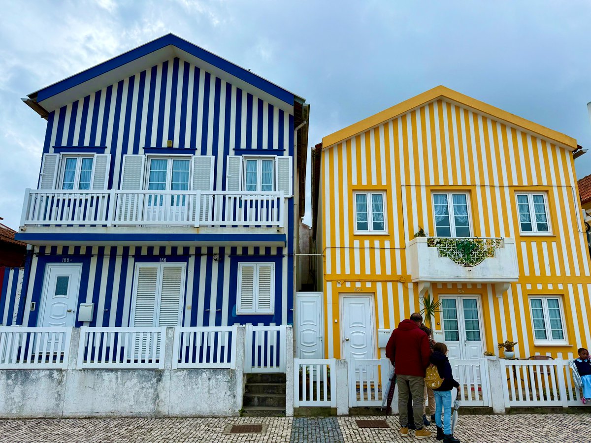 🌟 NUEVO POST | #Aveiro, NO es la Venecia lusa: combina canales y moliceiros 🚤 con casas de colores en Costa Nova🌈, arte modernista 🖼️, salinas ⛱️ y dulces típicos 🍬. Un destino fotogénico, sabroso y encantador.

👉 Qué ver y dónde comer en Aveiro ⬇️
➡️ bit.ly/3TiQRDZ
