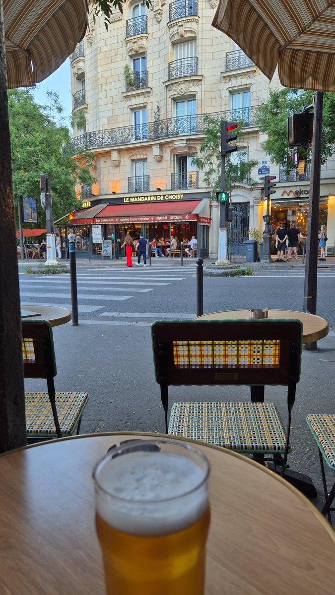 amiclic's tweet image. #paris #terrasse #CHILLER
 j'ai découvert ça en Asie le fait de profiter tranquillement seul sur une terrasse avec une bière