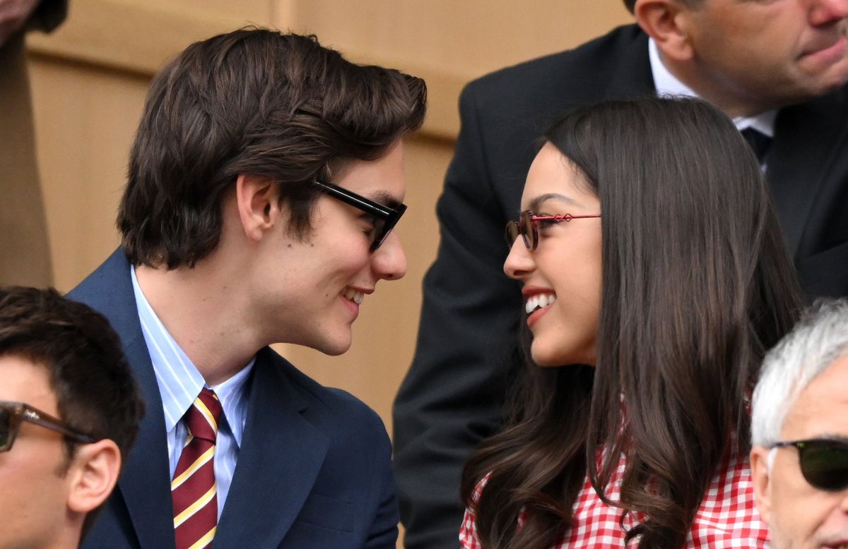 FOFOS! 💘 Louis Partridge e Olivia Rodrigo hoje em Wimbledon.