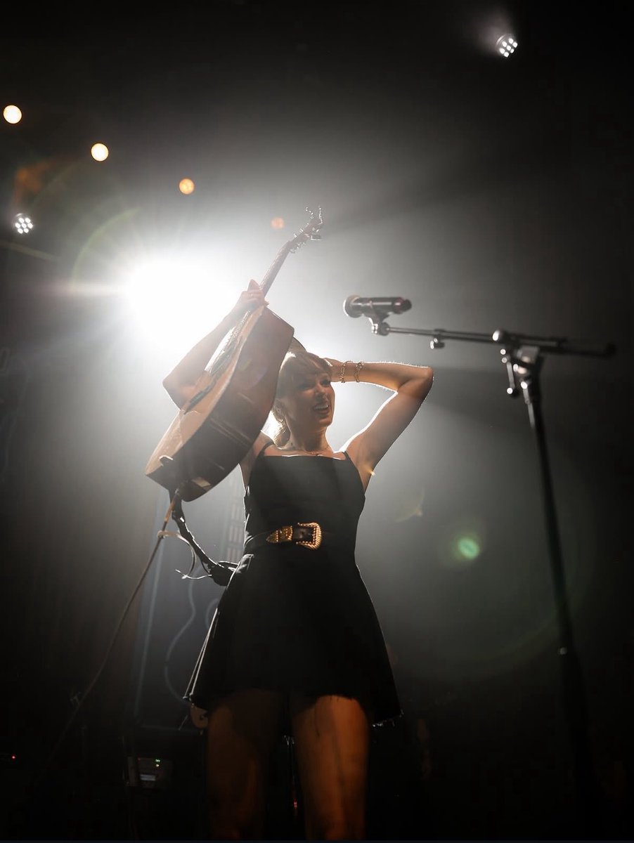 LaPuercaylor's tweet photo. Travis Kelce sobre la actuación sorpresa de Taylor Swift. 

"Tay simplemente se acercó a la banda y dijo: 'Oigan, si ustedes aceptan, subiré allí, tocaré una canción y veré si podemos derribar el techo de este lugar'. Ella estaba como en la parte de atrás haciendo notas musicales. Partituras, estaba escribiendo. estaba, como, asegurándose de que la banda y todo el mundo lo supieran. Y luego simplemente salió  sin practicar, y fue perfecto. Lo hizo genial”