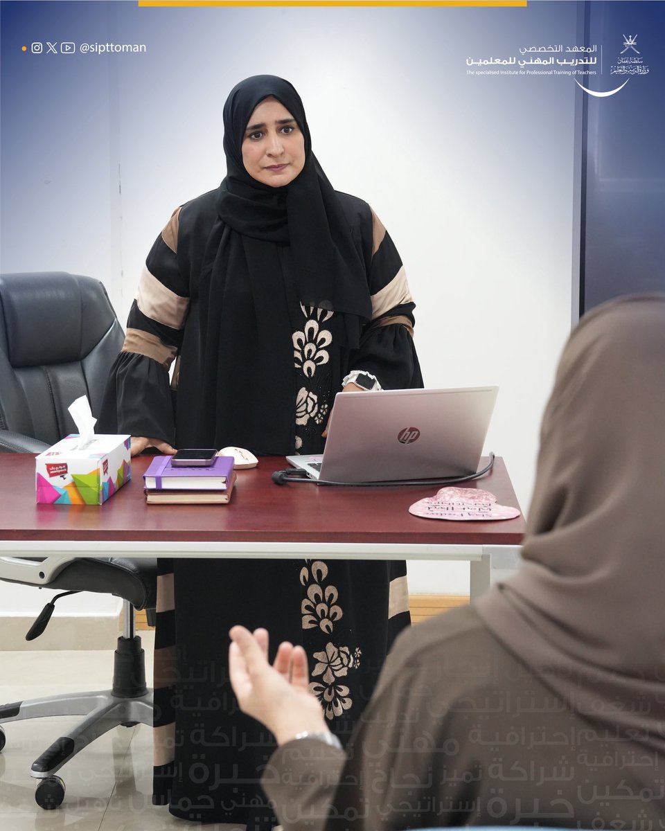 #معلمو_عمان_أولويتنا_للتمكين
#متحمسون_للتدريب
نُفذت صباح أمس ( الثلاثاء ) بالمعهد التخصصي ورشة تدريبية بعنوان ( الإسعافات الأولية النفسية) قدمتها الفاضلة ميمونة القاسمية، أخصائية إحصاء بالمعهد.
هدفت الورشة إلى التعريف بالإسعافات الأولية النفسية وأهميتها في بيئة العمل، وأدوات