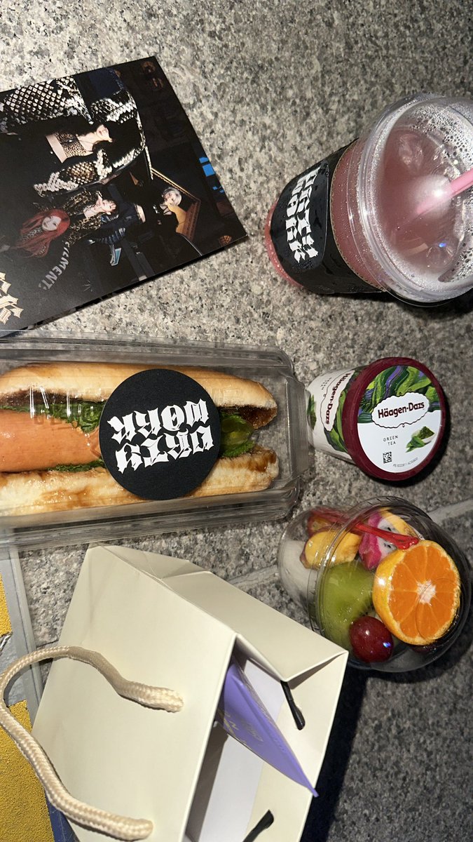 250703 에스파 엠카 사녹 #닝닝 후기 

착장은 아래 사진이고 
닝닝이 헤어는 하이 포니테일! 
완전 고양이.. 💕🐈‍⬛

노래 끝날 때마다 넘 힘들어보엿슨 ㅜㅜ 
그만큼 닝닝이가 엄청 빡세게 춤췃어 🫣🥺
무대에서 완전 날라다님🥺 

역조공은 과일 하겐다즈 음료 핫도그 미쟝센 젤리 등등•••