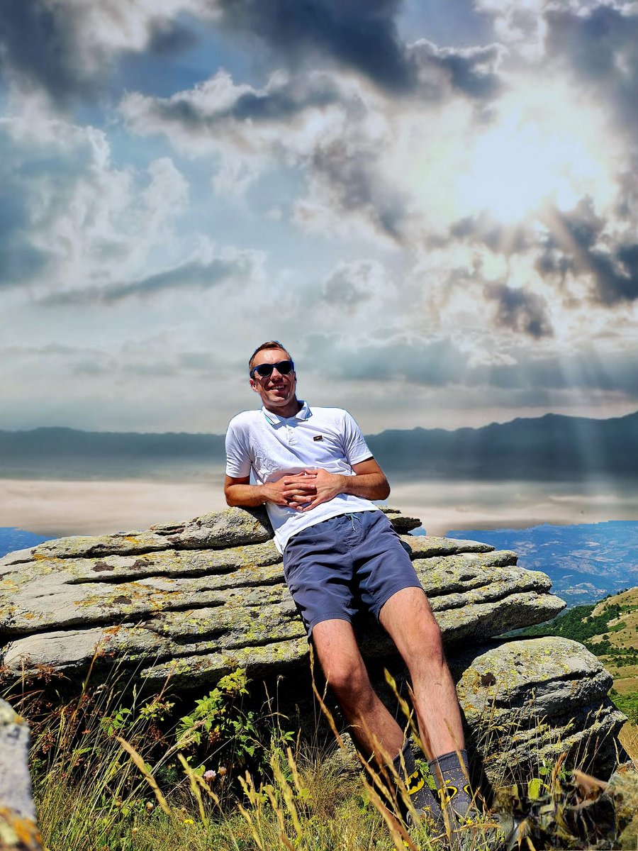 🌇 "City soul, mountain calm" 🍀
Тоа е