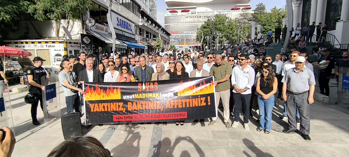 Van Emek ve Demokrasi Platformu bileşenleri olarak, Madımak Katliamı’nın yıl dönümünde yaşamını yitirenleri anmak amacıyla Van’da düzenlenen basın açıklamasına katıldık.

Cezasızlık politikalarına karşı mücadelemizi sürdüreceğimizi bir kez daha belirtiyor, Katliamda yaşamını
