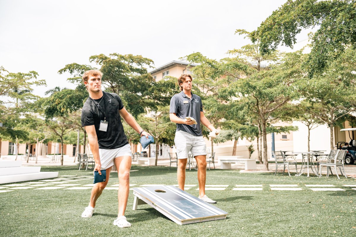 NewCollegeofFL's tweet image. Fun in 🌞 for New Student Days with some friendly cornhole competition.