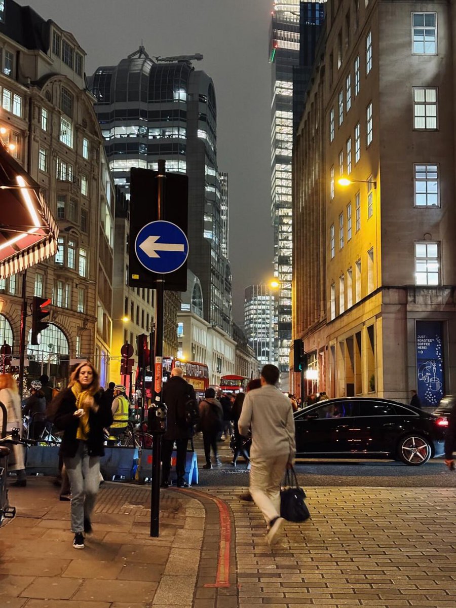 City lights, fast steps, and endless stories in motion
#CityVibes #UrbanLife #LondonNights #StreetStyle