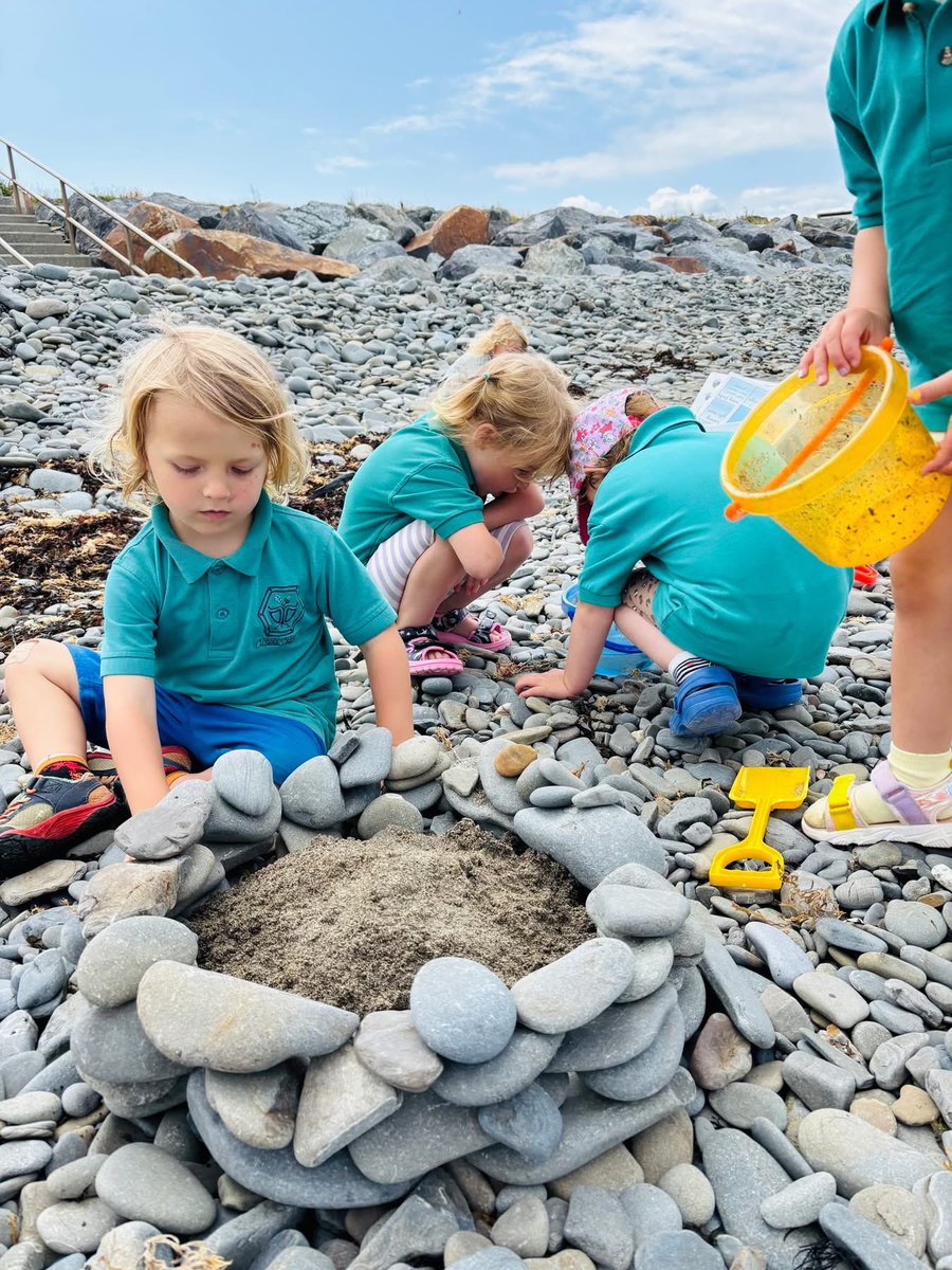 Diwrnod i'r brenin ar draeth Aberaeron i holl blant y Meithrin, Derbyn, Blwyddyn 1 a 2 fel rhan o waith 'Moroedd Mawr'.  Profiadau ysgol y traeth a phawb yn mwynhau! #beachschool #dysguawyragored #baeceredigion 🦀🐟☀️🏖