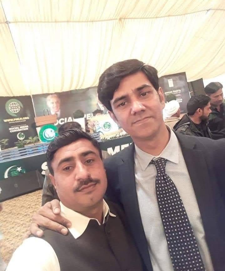 2013 میں پہلی بار عاطف روف بھائی سے ملاقات ہوئی انہوں نے ٹویٹر اور پارٹی لیے لکھنا بولنا سکھایا ہماری ضلع منڈی بہاوالدین کی سوشل میڈیا ٹیم بنوائی گائیڈ کیا کام کرنا سکھایا آج روح رواں سوشل میڈیا ٹیم عاطف روف کا جنم دن ہے انہیں ڈھیر ساری مبارکباد ان لیے بہت سی دعائیں
 <a href="/Atifrauf79/">Atif Rauf</a>