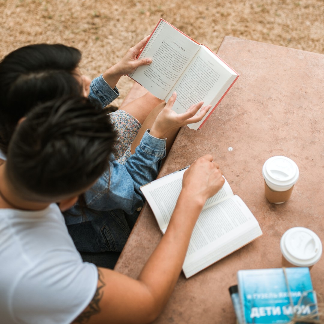 Doing the things you love with the people you love 💙

What better way to spend your weekend than by reading with the ones you love? Tag them below ⬇️