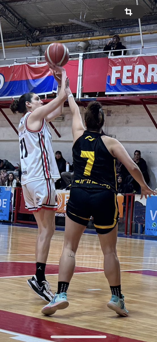 🔥 MVP TOTAL
Catalina Giovanoli fue la gran figura de la final femenina de la ABECH.
En dos juegos:
✅ 46 pts (10/19 dobles, 6/13 triples, 8/10 libres)
✅ 19 rebotes
✅ 7 asistencias
✅ 8 robos

Dominó todo.
Imparable.
#Giovanoli #MVP #Ferro #BasquetFemenino #ABECH