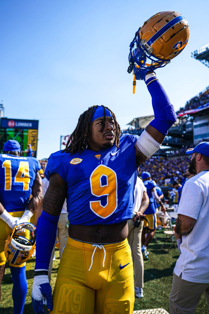 PRESEASON ALL-AMERICAN 🇺🇸

Shoutout to Kyle Louis for being named a First Team All-American by <a href="/WalterCampFF/">Walter Camp Football</a> 👏

59 days until gameday…