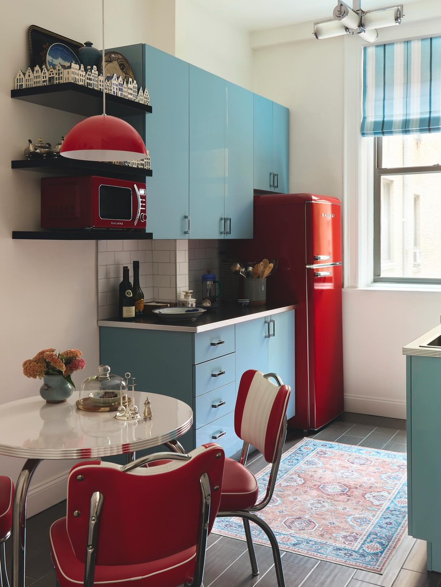 ZLINE’s Red Gloss range adds the perfect pop of personality to this retro-inspired space, just in time for the holiday weekend ❤️

Explore professional ranges here!
l8r.it/xfsw

📸: @doradinteriors