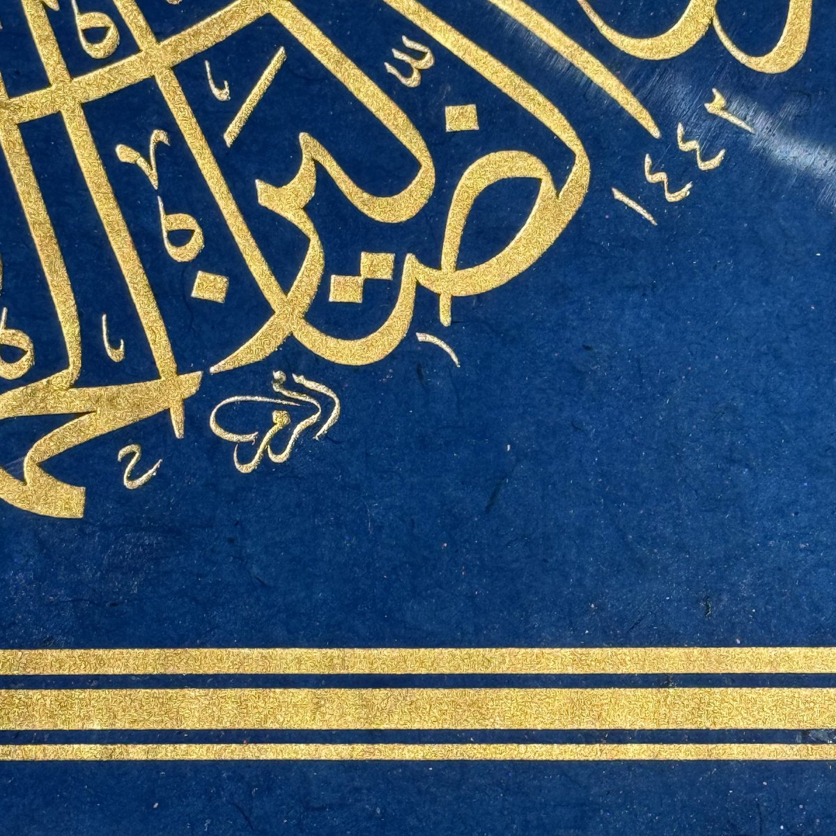Yuvarlak İstifli, Altın Varak Besmele ve  Fatiha Sûresi

Yazı: Ortada besmele etrafında Fatiha Sûresi
Hat: Hattat Ekrem Eşkin 
Ölçü: 45x45
Mavi el yapımı lifli kağıt kullanılmıştır 
Desenli eskitme çerçeveli

Fiyat bilgisi için dm yoluyla ulaşabilirsiniz.