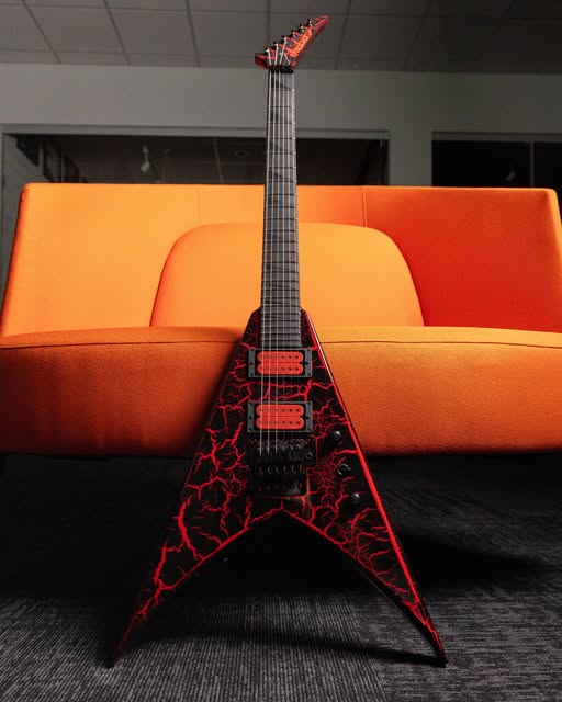 themusiczoo's tweet image. Not for the 𝐅𝐀𝐈𝐍𝐓 𝐀𝐓 𝐇𝐄𝐀𝐑𝐓 this is a SICK 𝐉𝐚𝐜𝐤𝐬𝐨𝐧 𝐂𝐮𝐬𝐭𝐨𝐦 𝐒𝐡𝐨𝐩 𝐊𝐢𝐧𝐠 𝐕 with one of the best Red Crackle finishes we've ever seen!⁣

themusiczoo.com/products/jacks…

#jacksonguitars #jacksonguitar #heavymetal