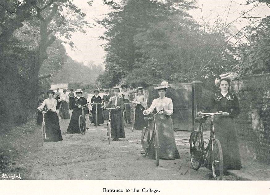 Sport in History (@sportinhistory1) on Twitter photo Our latest episode sees Tamsin Johnson of <a href="/NottmTrentUni/">Nottingham Trent University</a> presenting her work on visual culture in women’s cycling between 1880-1939 as part of our seminar series at <a href="/ihr_history/">Institute of Historical Research</a>.
You can listen via the link ⬇️ or wherever you listen to your podcasts
shows.acast.com/sport-in-histo… Our latest episode sees Tamsin Johnson of <a href="/NottmTrentUni/">Nottingham Trent University</a> presenting her work on visual culture in women’s cycling between 1880-1939 as part of our seminar series at <a href="/ihr_history/">Institute of Historical Research</a>.
You can listen via the link ⬇️ or wherever you listen to your podcasts
shows.acast.com/sport-in-histo…