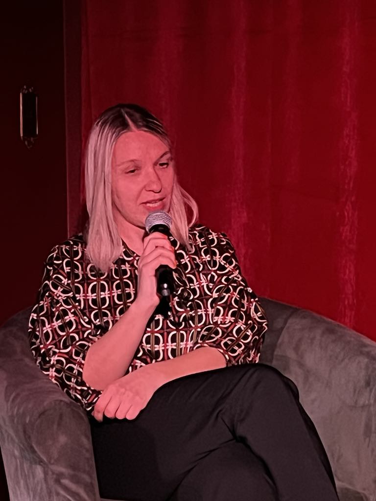 🏊‍♂️ Continuing our summer series, let's revisit a thought-provoking spring evening! In March, the Romanian Cultural Institute hosted “Women and Extremism: The Untold History,” featuring researcher #AncaDianaAxinia. Explore more here: shorturl.at/BUoZ0