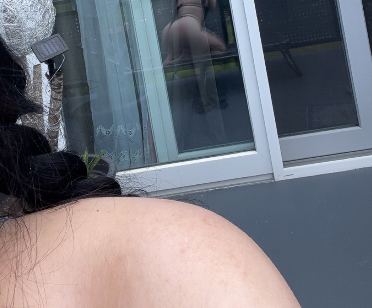 Bräune wird gold– mein Arsch bleibt unbezahlbar. ☀️👙
Während du sabbernd scrollst, genieße ich die Sonne – und deinen Gehorsam.
Aber träumen darfst du… von meinem Bikini-Abdruck auf deinem Bankkonto. 💸

#Findom #GoddessEnergy #BikiniTease #AssWorship #PayToExist #BratEnergy