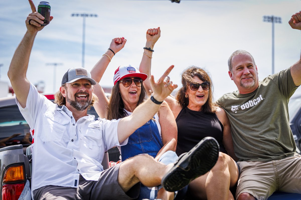 NWBSpeedway's tweet image. Family. Friends. And full-throttle fun. 🔥
Now that’s a North Wilkesboro weekend.
LEARN MORE 📰: bit.ly/NWSTHROTTLE