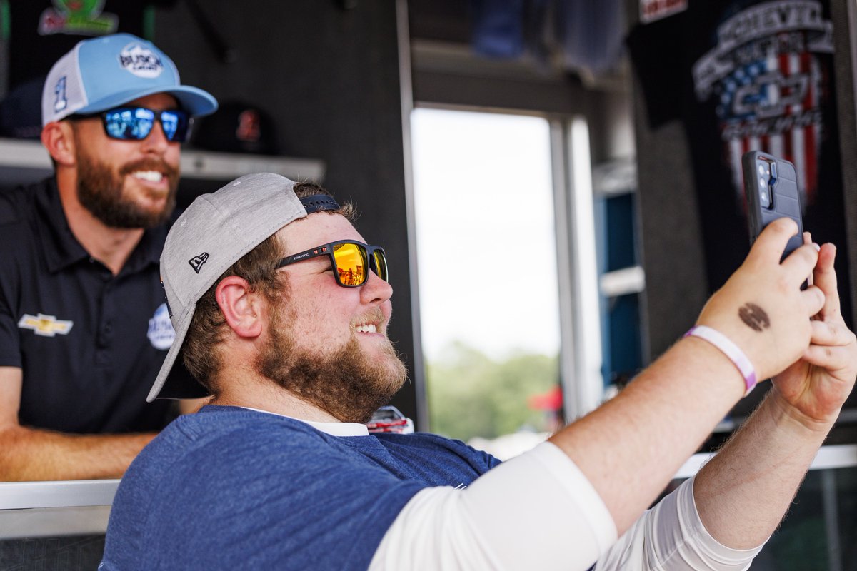 NWBSpeedway's tweet image. Family. Friends. And full-throttle fun. 🔥
Now that’s a North Wilkesboro weekend.
LEARN MORE 📰: bit.ly/NWSTHROTTLE