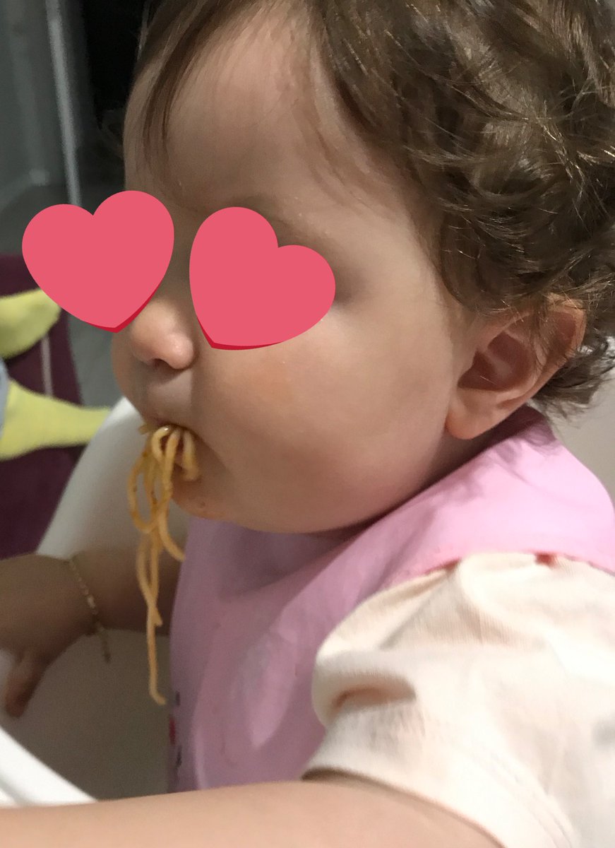 faatimagraphy's tweet photo. öğrencilere spagetti yapmayalım boğazlarına kaçar diyen öğretmen arkadaşıma 1 yaşındaki yeğenimden spagetti yeme şoku🥳 https://t.co/XdgOROTNMJ