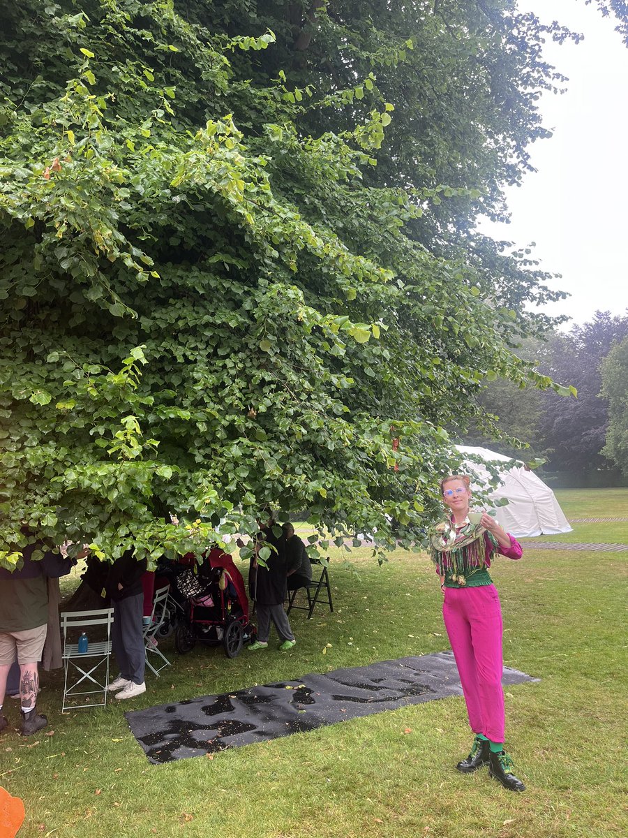 frozentheatre's tweet image. A rainy day start to our Blostma season at Night Out In Nature today at Walmer Castle @EnglishHeritage (so much so that at one point we moved the tea garden under a tree ☂️🌳). But we had the most beautiful day welcoming audiences into the project☔️💧🌈🌸
