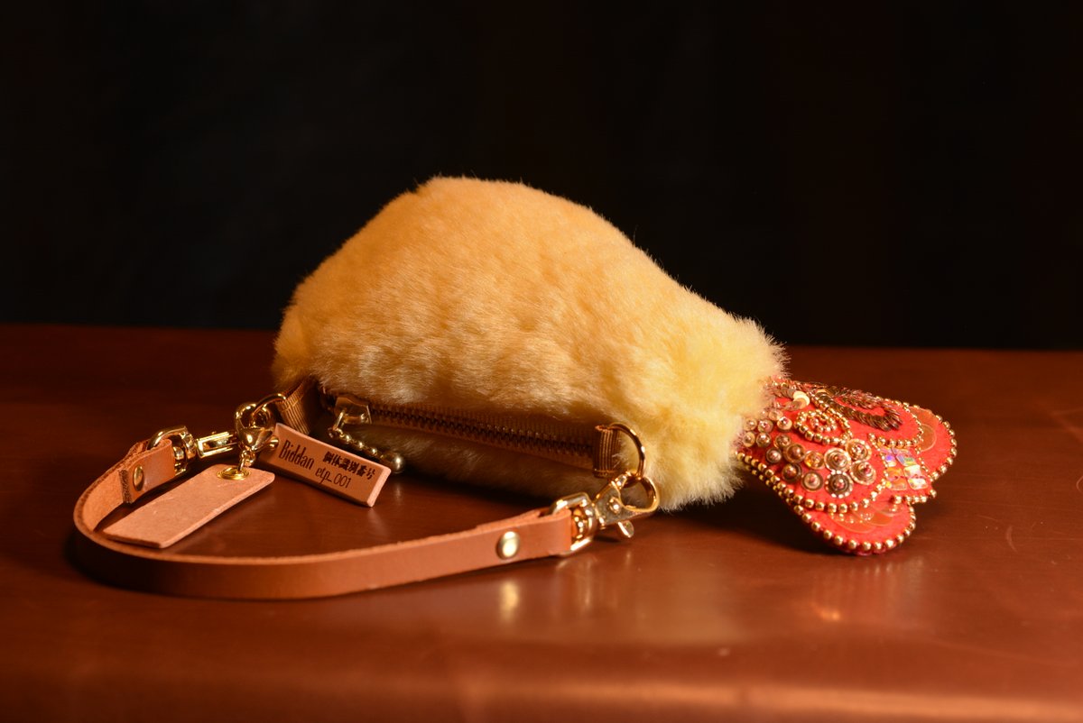 Biddan_artbeads's tweet photo. 栄えある第１号ポーチ。しっぽの模様がみんな違うので個体識別番号を。こちらは、 etp_001。etpは、お察しの通り、エビ・天ぷら・ポーチの略。雑すぎ！
#エビ天 #エビの天ぷら #ビーズ刺繍 #beadsembroidery #beadsart #beadswork #デザフェス61 #designfesta https://t.co/jBzppjgEHI