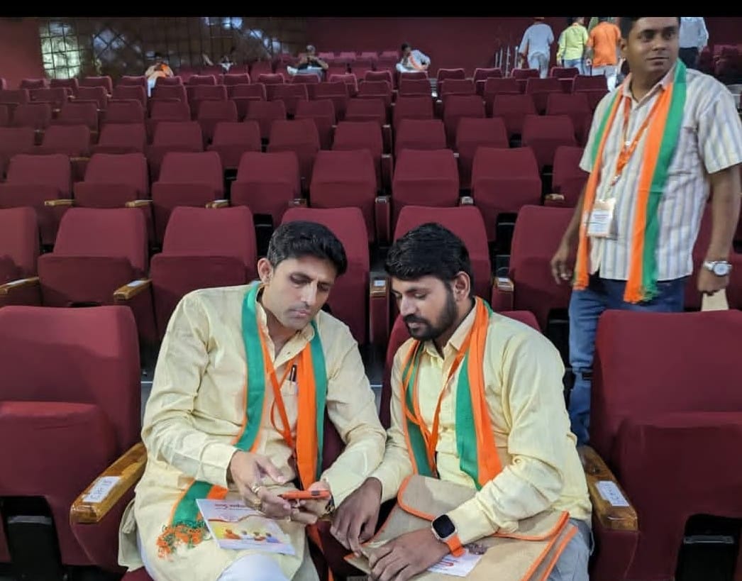 Manishdaksh85's tweet photo. भाजपा पश्चिम उत्तर प्रदेश के आई.टी. विभाग में सफलतापूर्वक 4 वर्ष पूर्ण करने पर अम्बर स्वामी जी एवं श्रेया शर्मा जी को हार्दिक बधाई  शुभकामनाएं
आप दोनों ने हमेशा मुझे छोटे भाई की तरह स्नेह मार्गदर्शन दिया 
#BJPIT #BJPWestUP
#AmbareeshSwamiJi #ShreySharmaJi
#4YearsOfLeadership https://t.co/0iGPUU1b8l