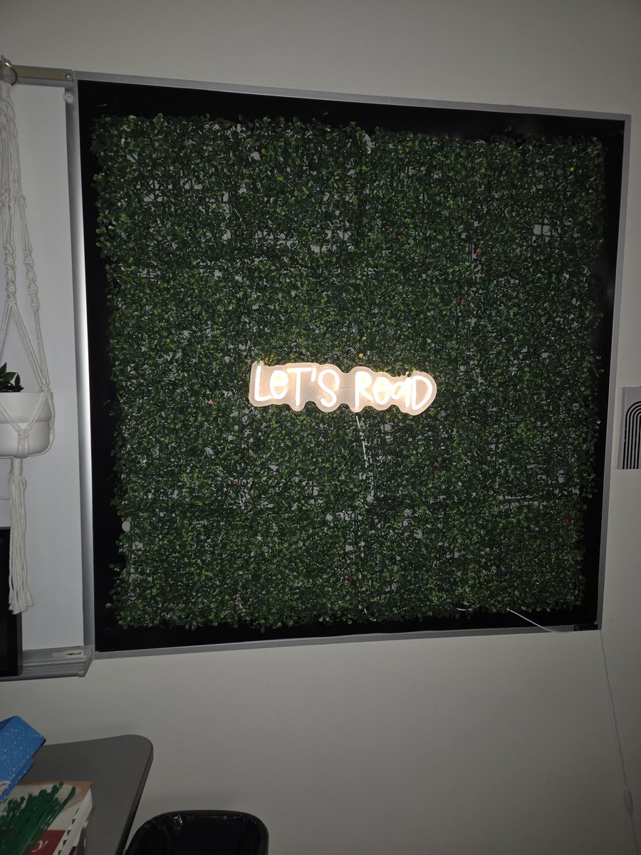 author_teseager's tweet image. it&apos;s not perfect, but we&apos;re FINALLY getting somewhere. stringlights? check. bulletin boards? so crooked. gallery wall? almost done. my collection of new book ideas? hung with care. vibes? on the road to becoming immaculate. 

only 25 more days until the students come back!!!